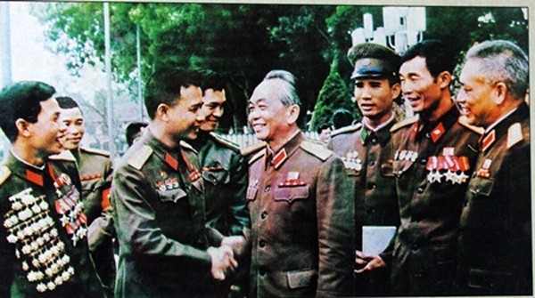 Đại tướng Võ Nguyên Giáp và Đại tướng Văn Tiến Dũng gặp mặt thân mật các cựu chiến binh (người được Đại tướng Võ Nguyên Giáp bắt tay là ông Hoàng Đăng Vinh) tại Đại hội Đảng toàn quốc lần thứ IV (tháng 12-1976). (Ảnh chụp lại).